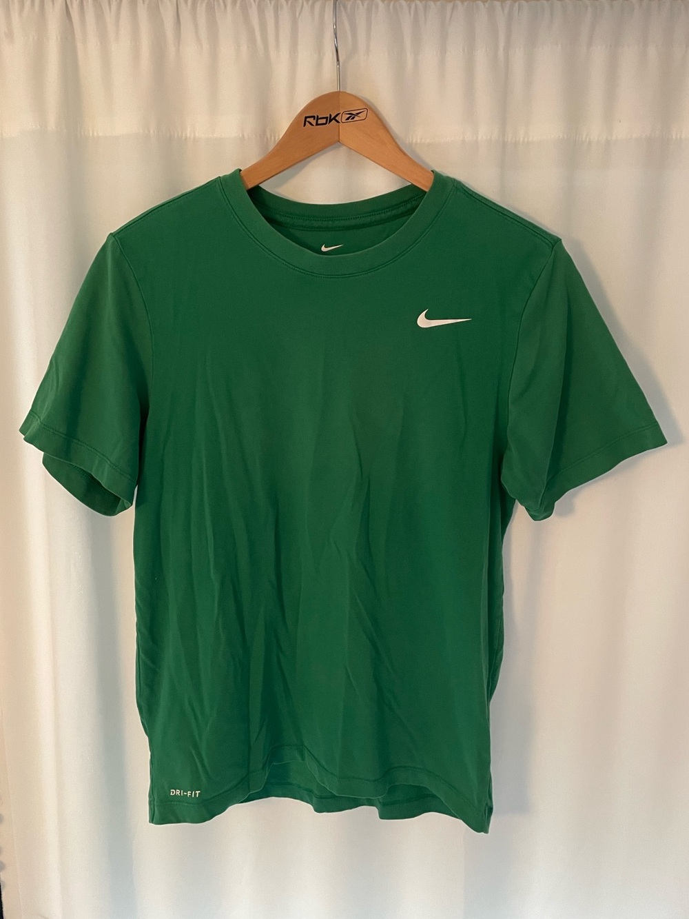Nike green t the Nike tee short sleeve dri fit men’s M medium t shirt plain tee